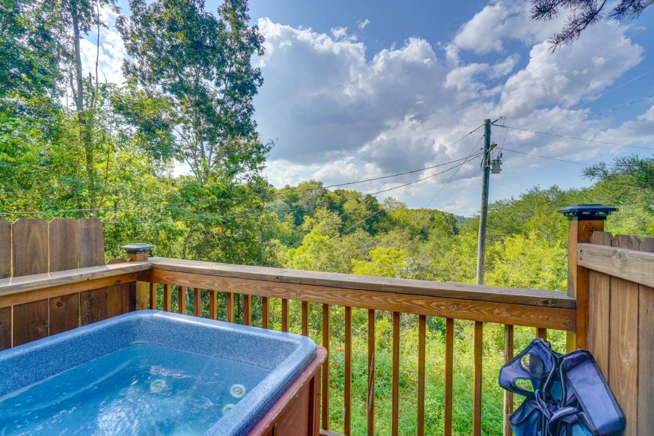 B&B Sevierville - Sevierville Studio Cabin Rental with Private Hot Tub - Bed and Breakfast Sevierville