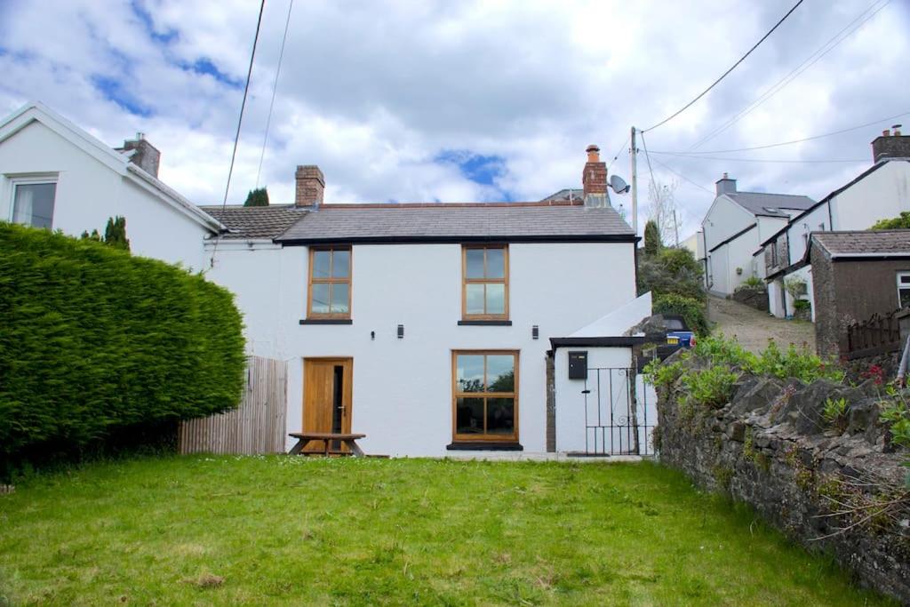 B&B Llantrisant - Cwmwl Gwyn Cottage in the heart of the old town - Bed and Breakfast Llantrisant