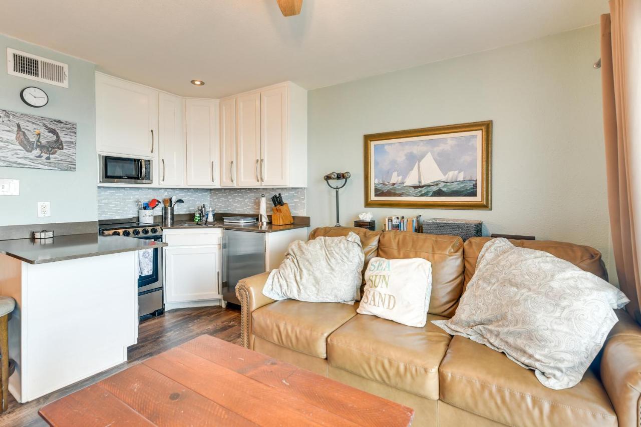 Pool and Ocean Views Beachfront Condo in Galveston - B&B