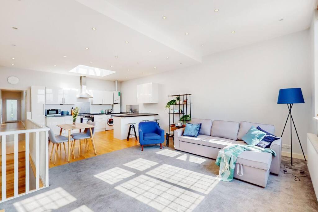B&B London - Spacious 2 bedroom flat with garden in Acton - Bed and Breakfast London