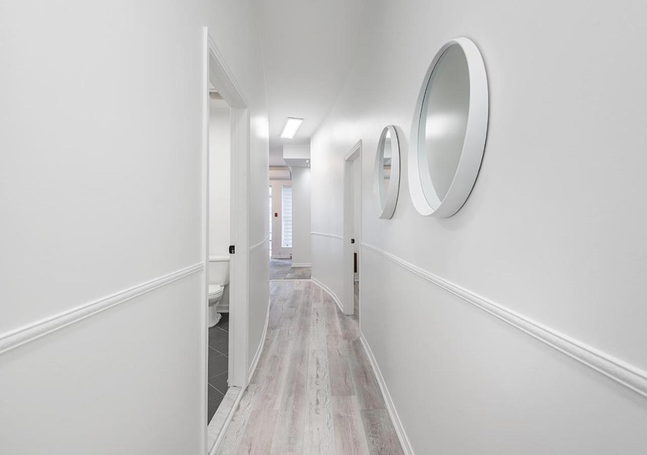 Luxurious 3BD Apt in heart of downtown 5 min walk to Bell Center - Chambres d'hôtes Montréal