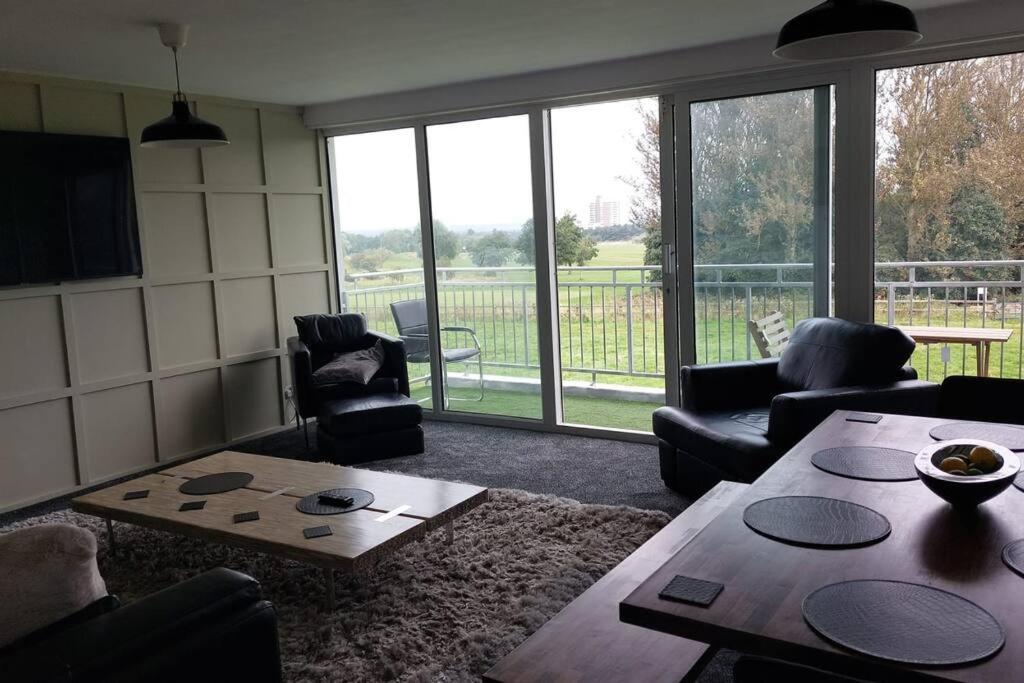 B&B Newcastle upon Tyne - 3 Bedroom Apartment with Golf Course View - Bed and Breakfast Newcastle upon Tyne