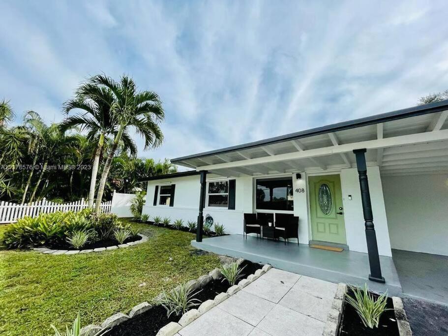 Tropical Oasis House Private Pool Family Yard - B&B Fort Lauderdale