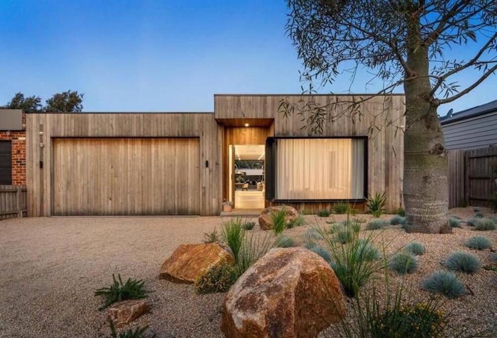 LUXE Poolside living, in the heart of Flinders - Chambres d'hôtes Flinders