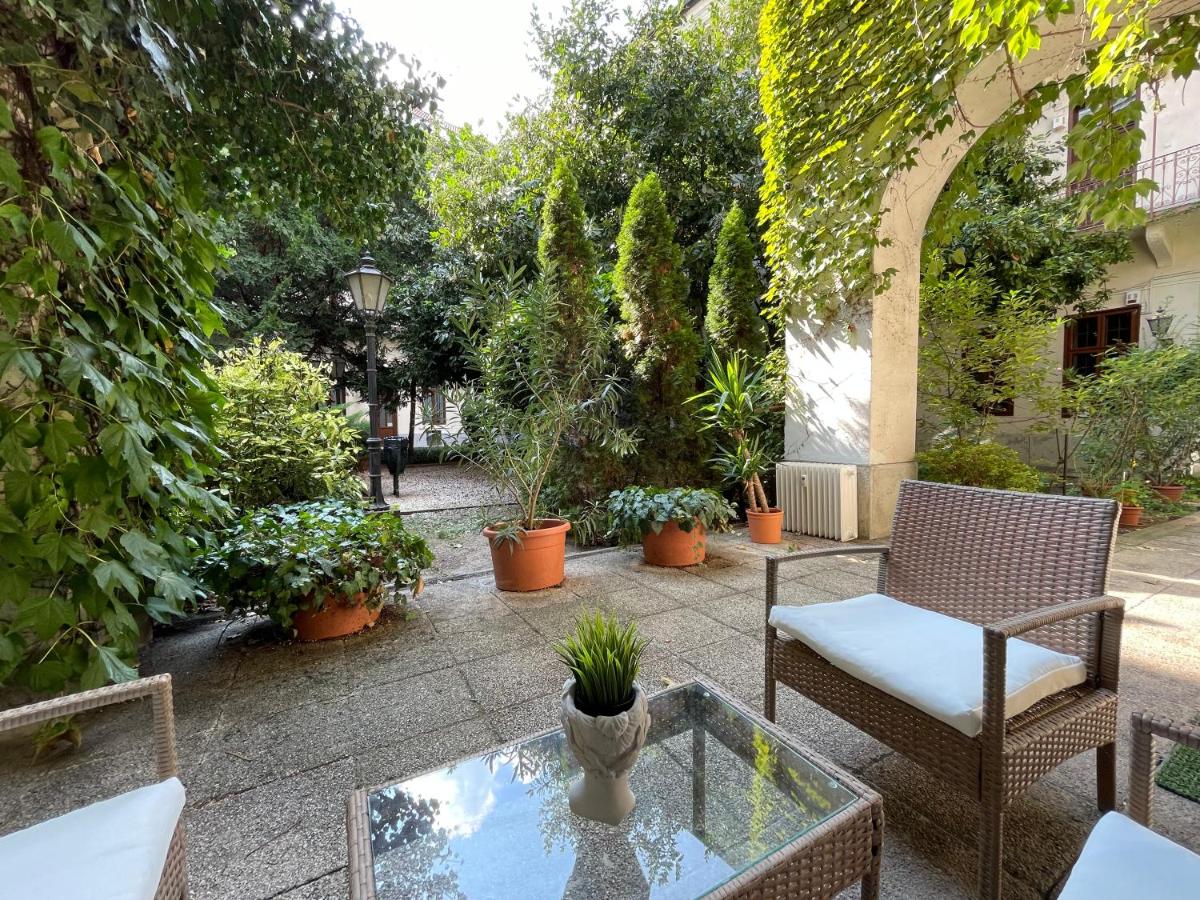 Apartment with Garden View