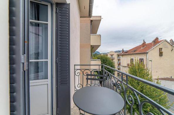 Appart DELAVIGNE spacieux classé 4 étoiles parking privatif - B&B Aix-les-Bains