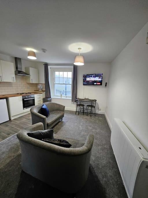 Contractor Room - Kitchen - Central Spot - B&B Neath