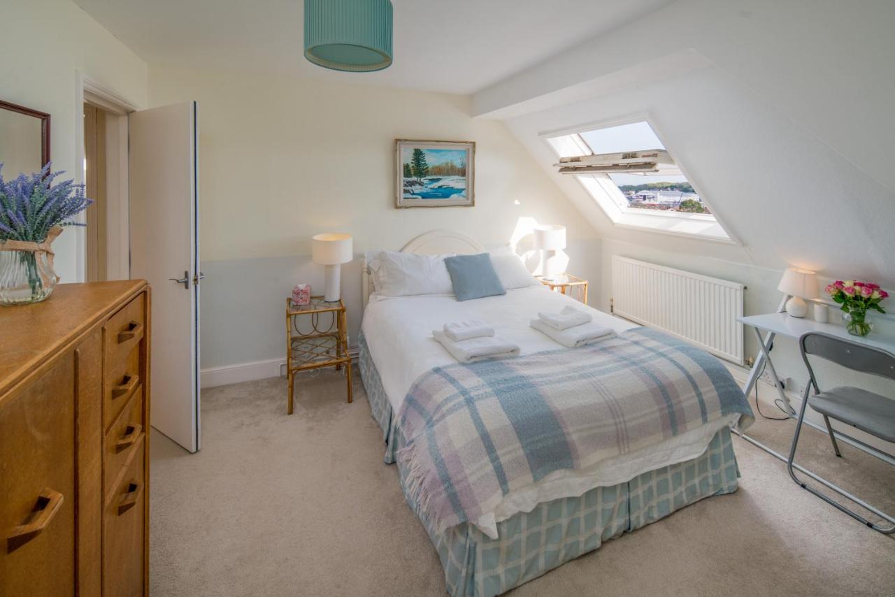 B&B West Cowes - Whole floor apartment with parking and ferry voucher - Bed and Breakfast West Cowes