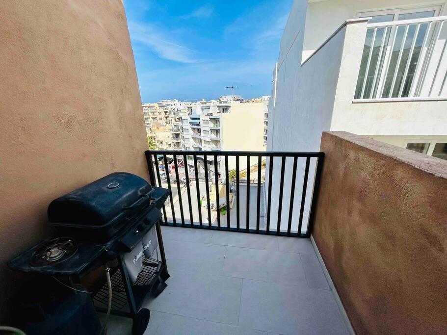 Duplex Whiskey Home 200m away from the Sea and the Square - B&B