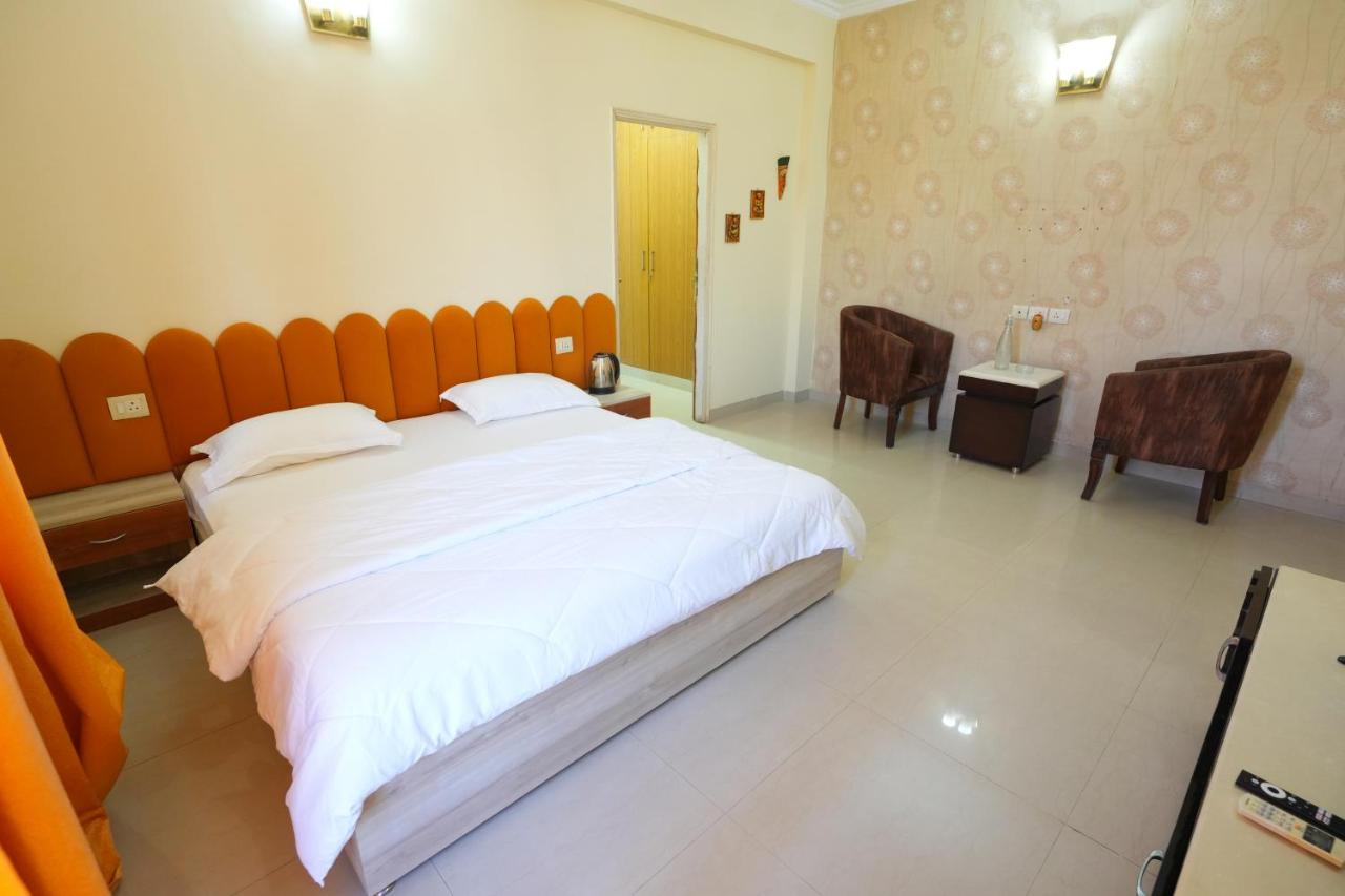 B&B Gurgaon - DESIRE Service Apartments- CyberCity - Bed and Breakfast Gurgaon