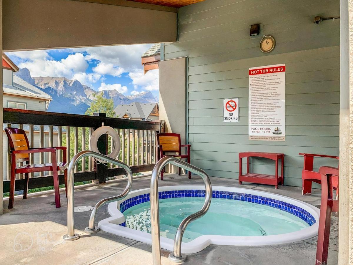 B&B Canmore - 2BR Condo in Canmore [Pool, 3 Hot Tubs, Gym & BBQ] - Bed and Breakfast Canmore
