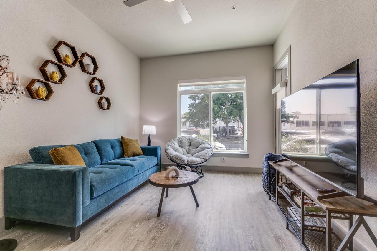 Lush Downtown Condo on RiverWalk w King Ste, Free Parking, Pet Friendly, Centrally Located on Riverwalk - Chambres d’hôtes San Antonio