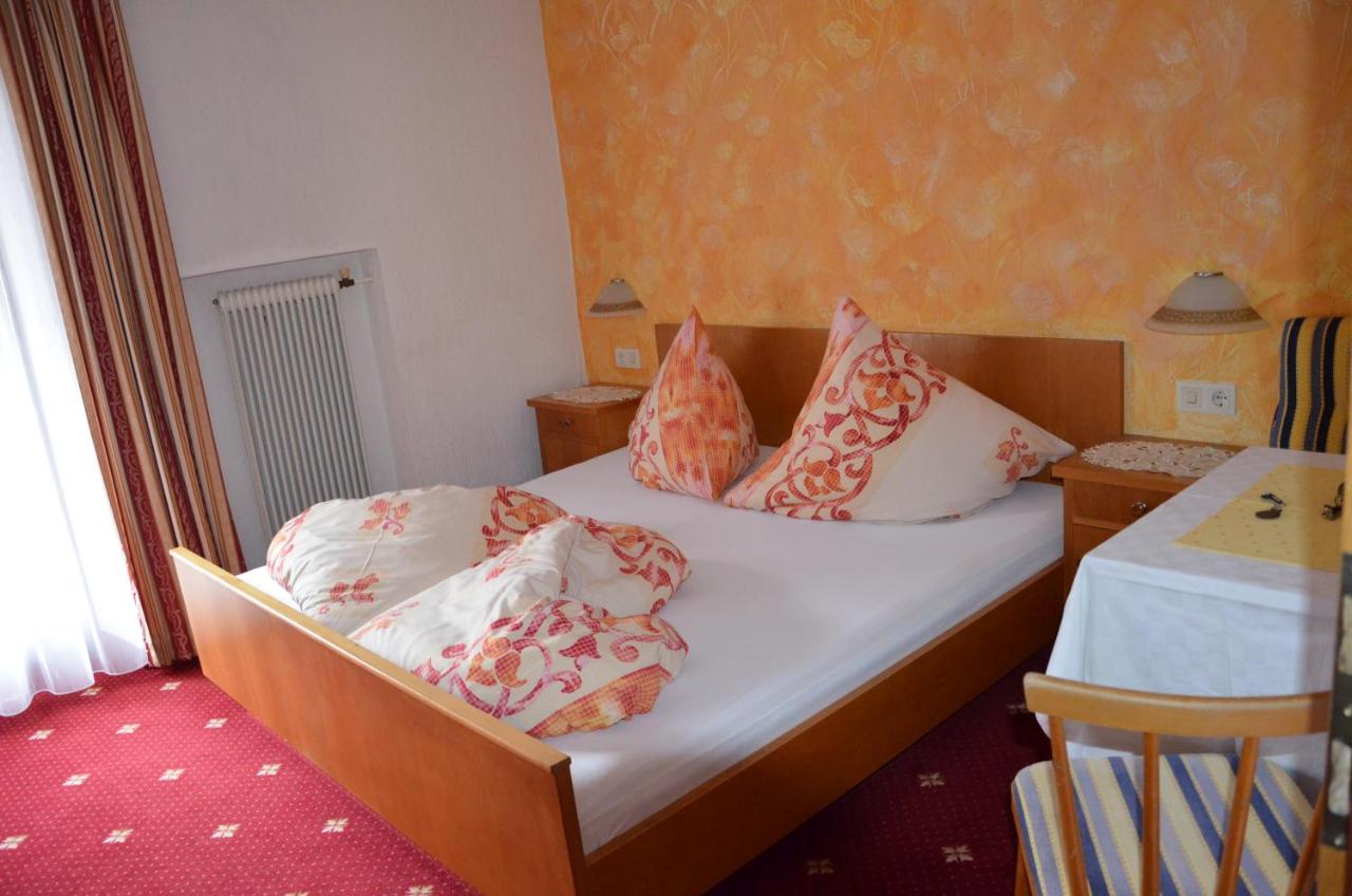 Budget Doppelzimmer mit Balkon und Straßenblick