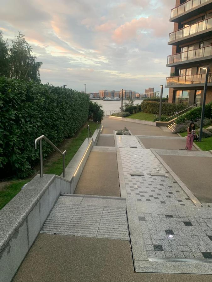 Luxury Riverside Apt with easy access to Central London, O2, Excel centre and Parking - Ferienwohnung