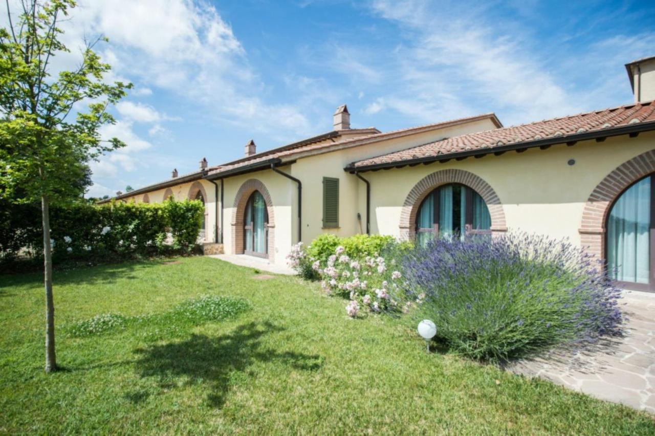 Luxury Resort with swimming pool in the Tuscan countryside, Villas on the ground floor with private outdoor area with panoramic view - B&B