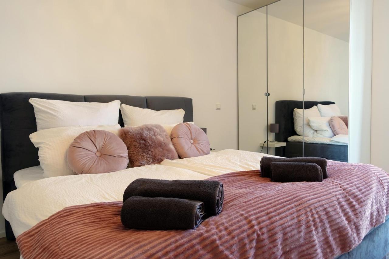 B&B Düsseldorf - Stilvolles Design Apartment mit Rheinblick inkl Netflix & Parkplatz - Bed and Breakfast Düsseldorf