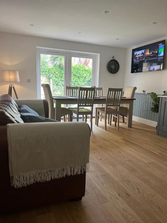 B&B Bournemouth - Newly Renovated 3 Bedroom Victorian Detached House - Bed and Breakfast Bournemouth