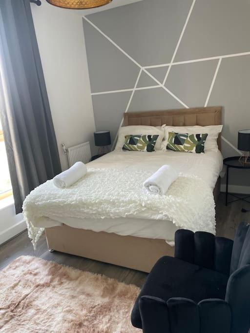 Contemporary Haven: 4-Bed House in Dagenham - Chambres d’hôtes Dagenham