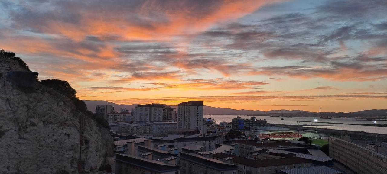 Stunning modern apartment with balcony - B&B Gibraltar