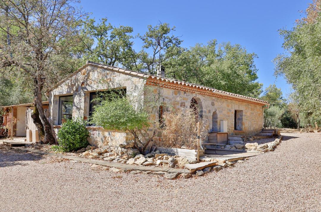 B&B Cuers - Charmante maison en pierre au coeur de la forêt - Bed and Breakfast Cuers