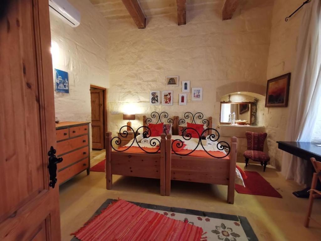 B&B Għarb - Peaceful Farmhouse stay with cozy Yard - Bed and Breakfast Għarb