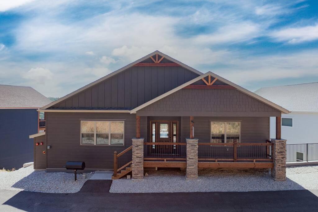 Spacious Rustic Elm Lodge - B&B