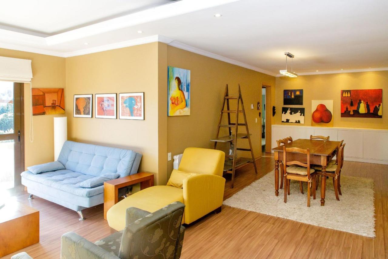 Apto Espaçoso com Lareira a 200m da Rua Torta!! - Chambres d’hôtes