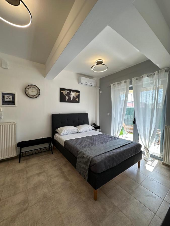 Elegant Escapes 4 - B&B