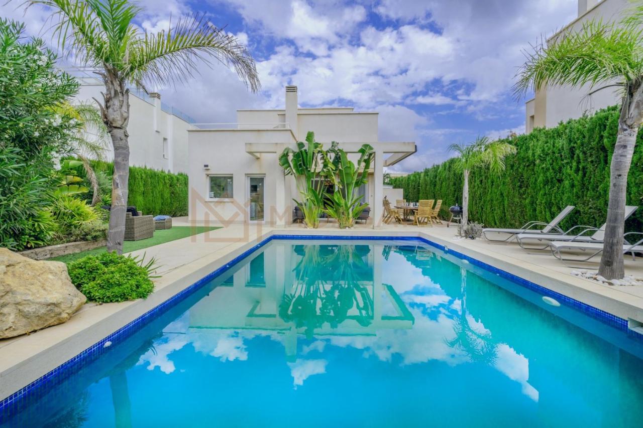 Four Bedroom Mimosas Villa With A Private Pool - Bed and Breakfast Atamaría
