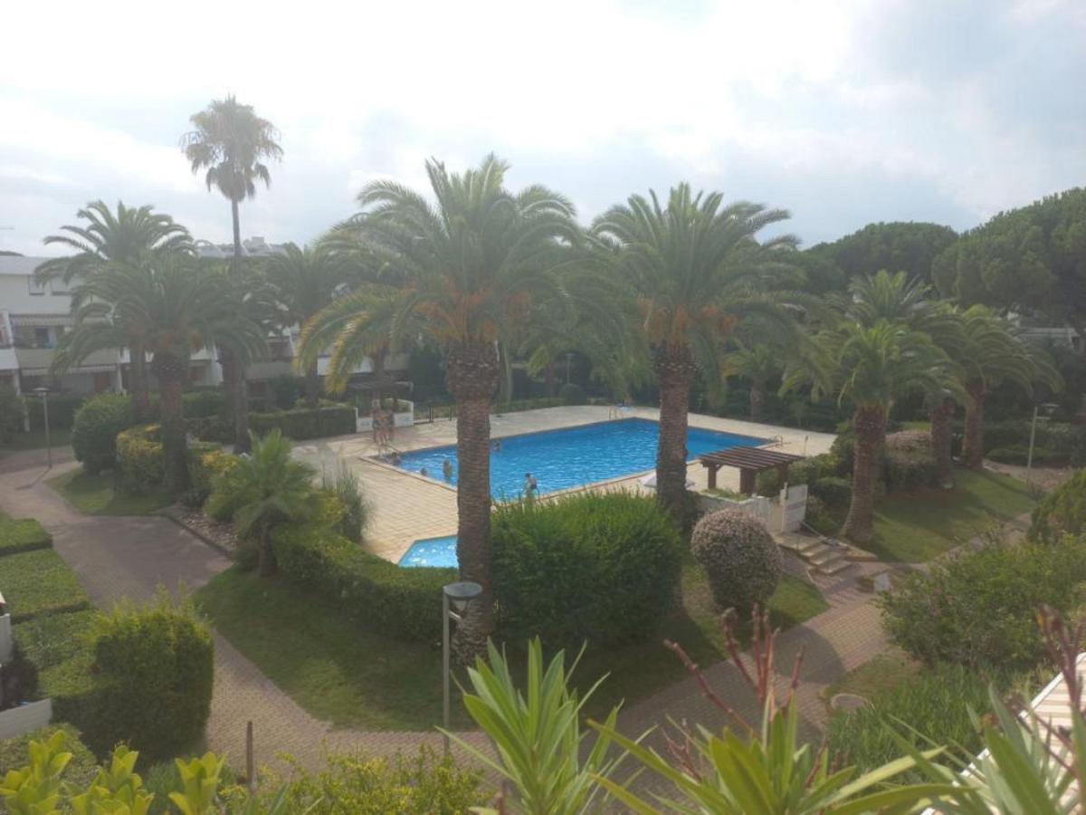 Apartment with Pool View