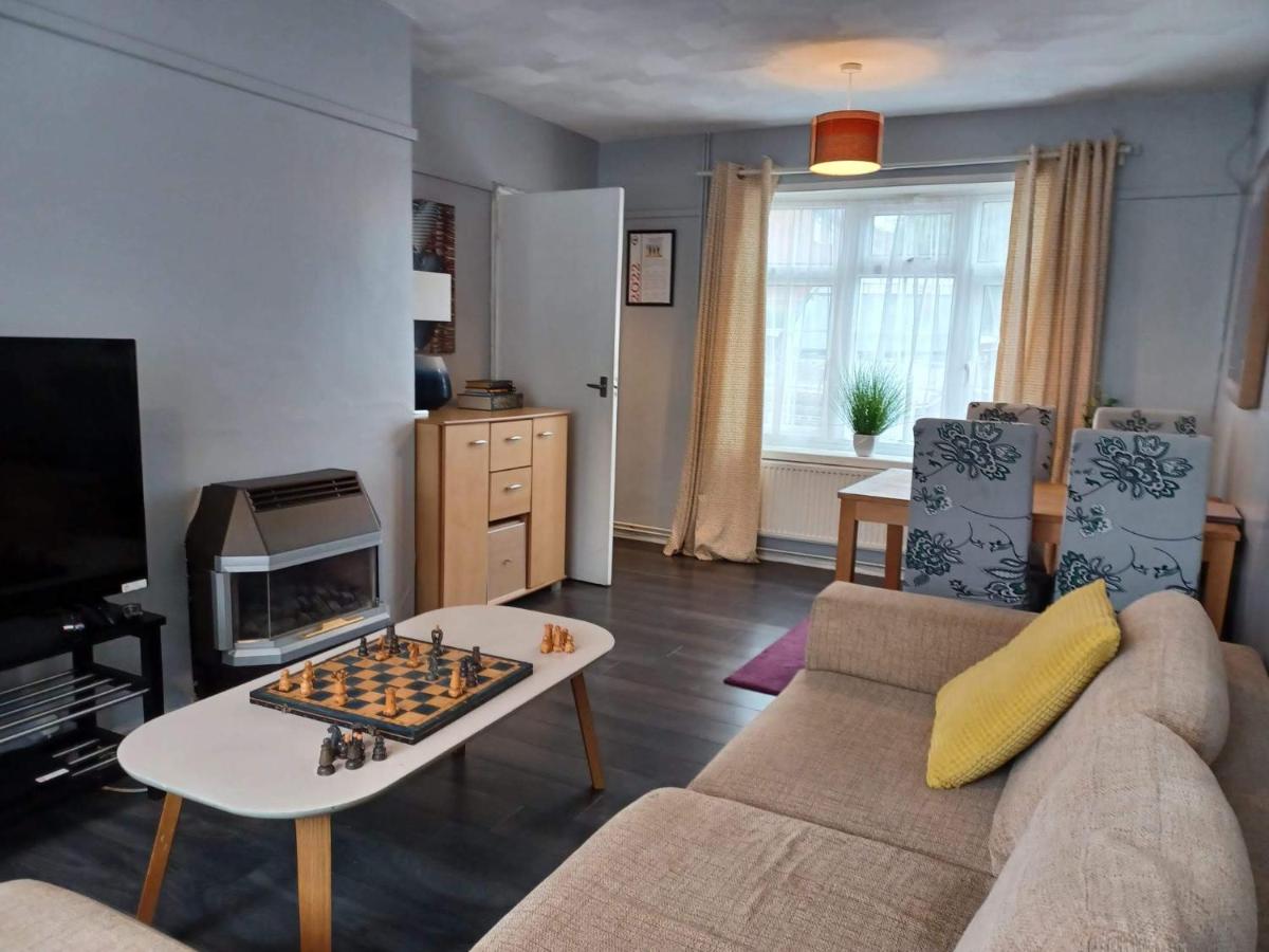 B&B Luton - Poynters House - Huku Kwetu Luton & Dunstable - Spacious 2 Bedroom- Suitable & Affordable Group Accommodation - Business Travellers - Bed and Breakfast Luton
