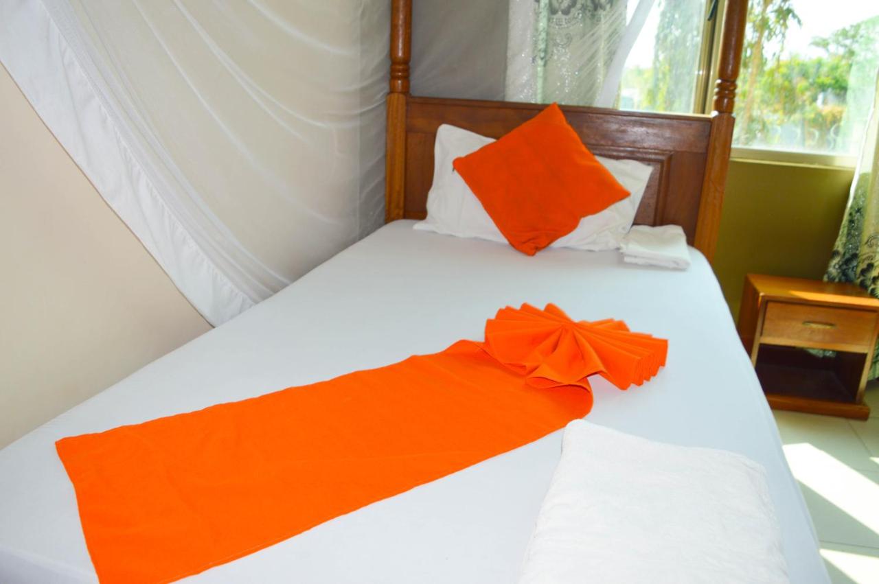 B&B Mombasa - Roma Stays - Elegant Apartment at Sunset Paradise with Swimming Pool & Restaurant - Bed and Breakfast Mombasa