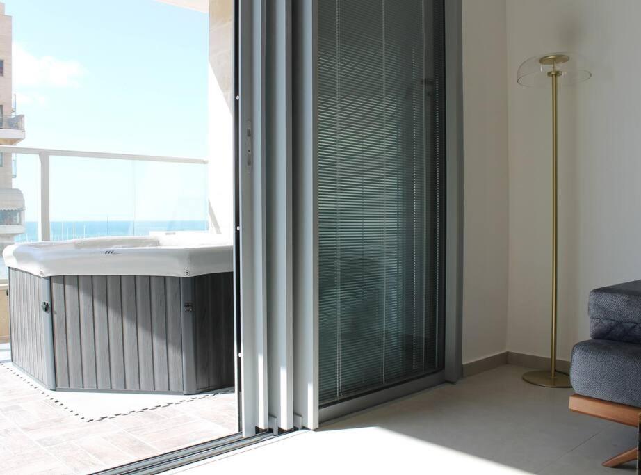 B&B Ashkelon - Jacuzzi Balcony Beach View 4-Room Suite; 10-Star Luxury Apart-Hotel On Marina - Bed and Breakfast Ashkelon