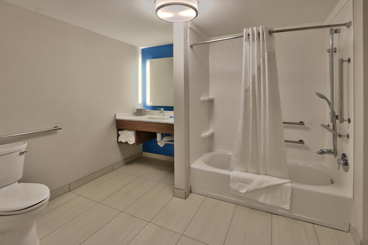 One-Bedroom Suite - Mobility Accessible Tub