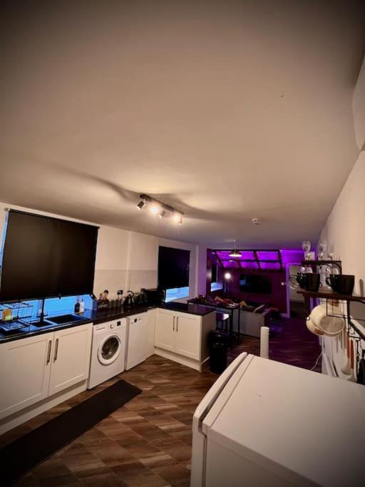 Stunning Two Bed City Centre Apartment - Bed and Breakfast