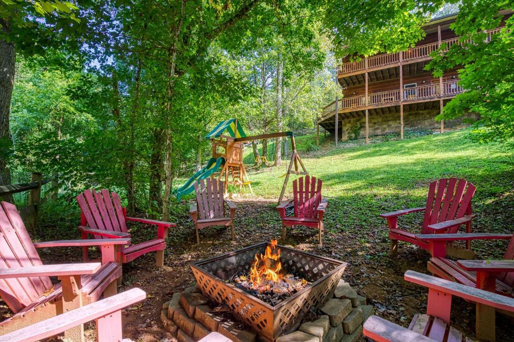 Paradise Found, Hot Tub, Mtn Views, Game Room, 1089 FREE tickets each paid day, Dollywood and More - B&B