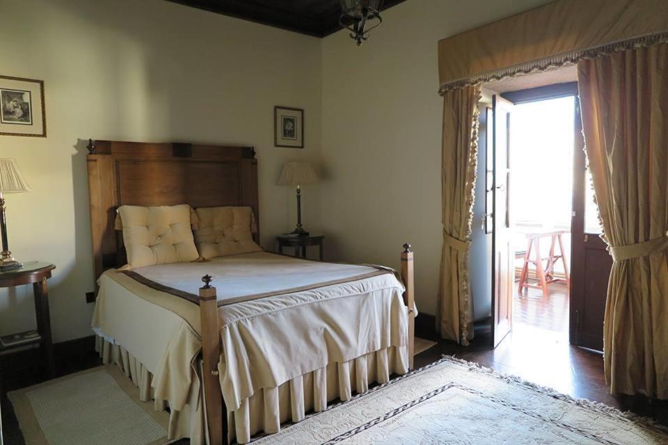 Habitación con cama grande