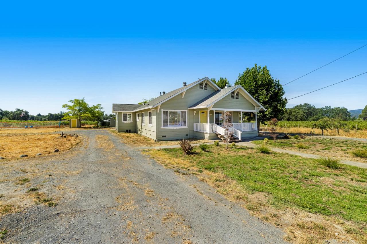 Bird and Barrel Vineyard Farmhouse - B&B Healdsburg