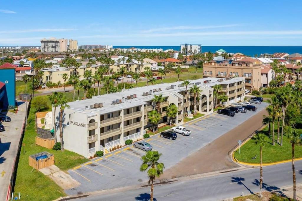 2 Bed 2 Bath Condo by Beach with Resort Pool - B&B