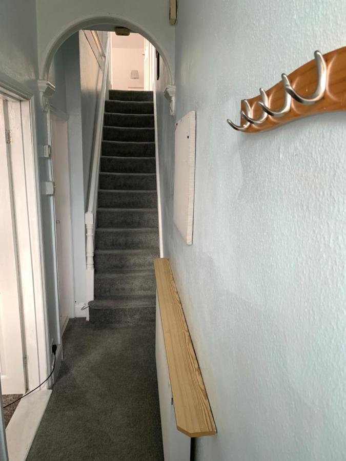 Lovely city town house with free parking sleeps 2 to 6 guests - Ferienwohnung