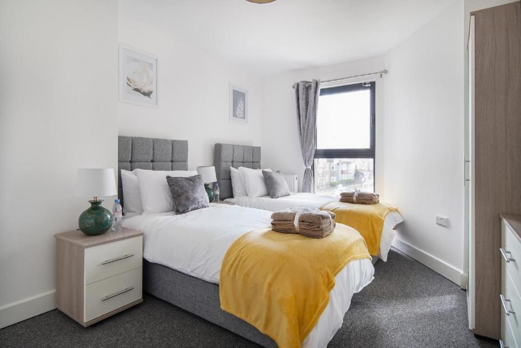 B&B Slough - Heathrow Haven: Stylish Apartments in the Heart of Slough - Bed and Breakfast Slough