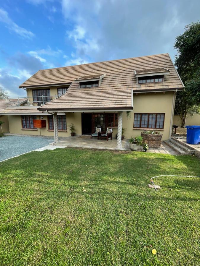 B&B Hillcrest - OAK HOUSE, Entire holiday home, Self catering, fully equipped, double storey, 3 bedroom, 2 bathroom, outside entertainment, Braai area, 300sqm home - Bed and Breakfast Hillcrest