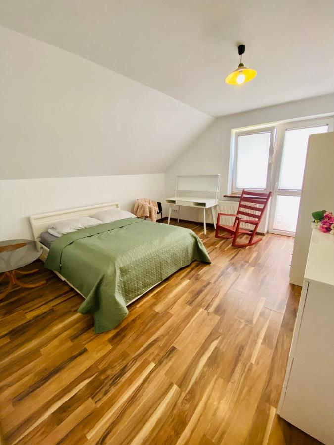 B&B Neusandez - Komfortowy pokój dla dwojga z balkonem Marcinkowicka - Bed and Breakfast Neusandez