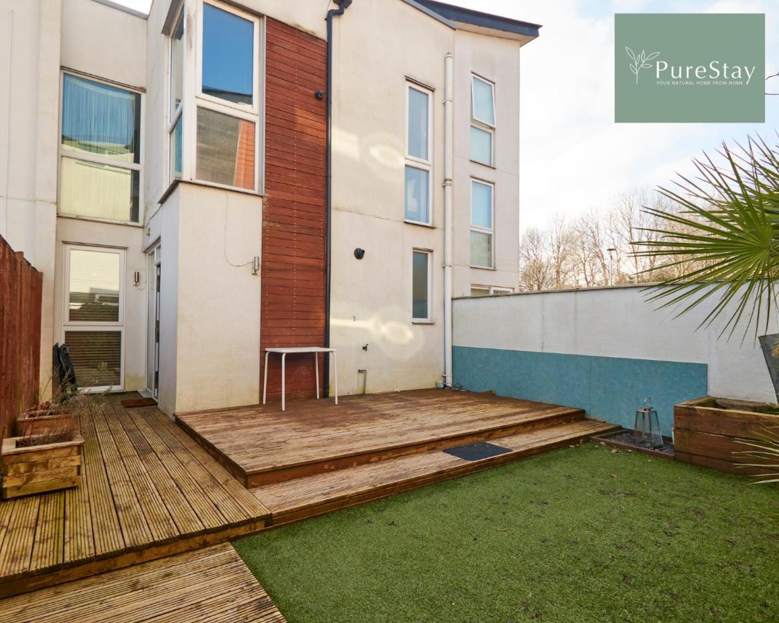 Fabulous Manchester House - 5 Beds Sleeps 8 - Free Parking - by PureStay - Chambres d'hôtes Manchester