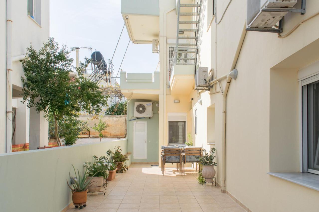 Blue Iris: Stylish apartment just 10 minutes walk from Old Town Chania - B&B