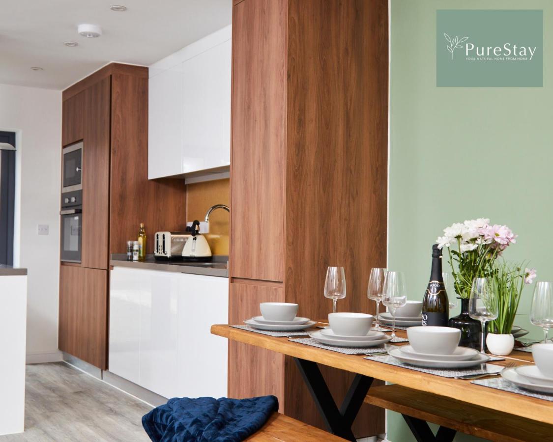 Perfect for Business Stays in Manchester - 5 Bedroom House By PureStay Short Lets & Serviced Accommodation - Bed and Breakfast