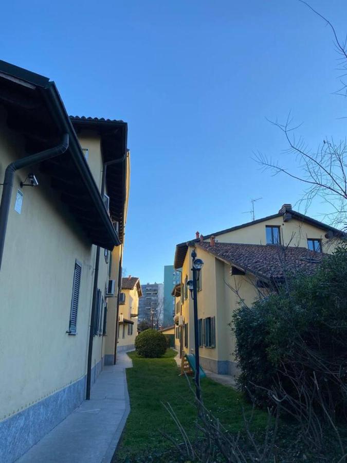 Design Villa with parking Navigli area Milan - B&B Milano