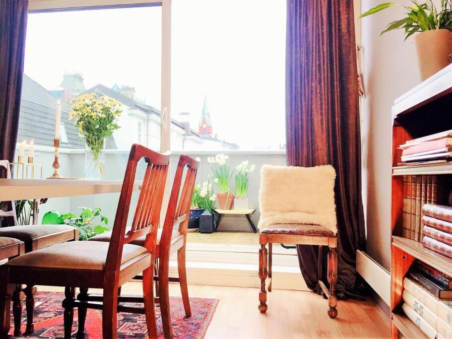 B&B Bergen - Historical university area with workspace, balconies and art - Bed and Breakfast Bergen