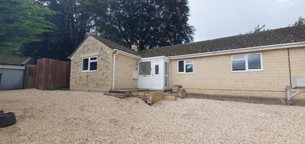 FREE Parking, Stylish and Spacious Bungalow - Ferienwohnung