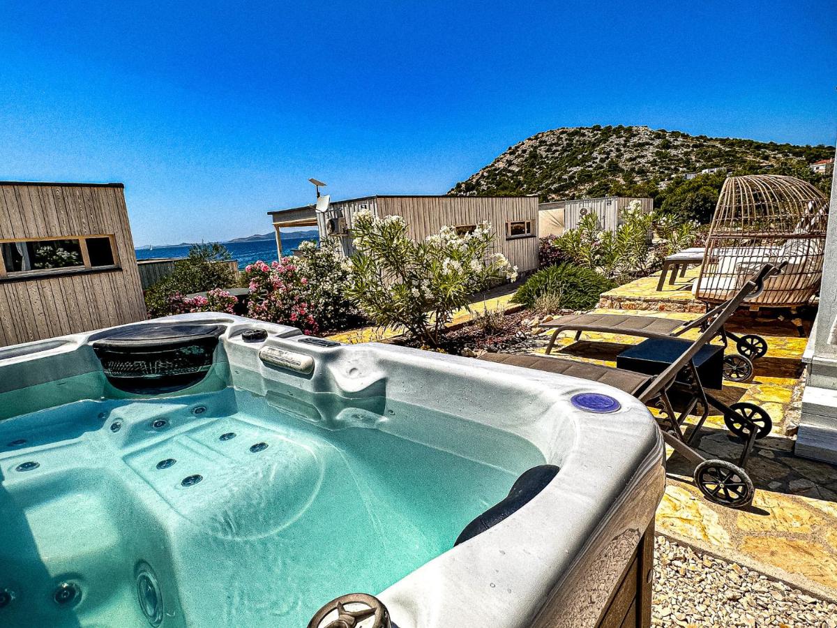 BUQEZ ECO RESORT - Villa 3 - Beautiful sea view - directly by sea - B&B Drage